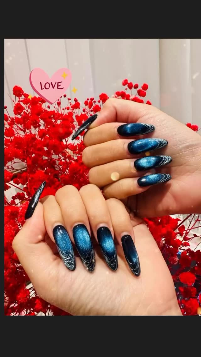 Blue cat-eye shimmer nails